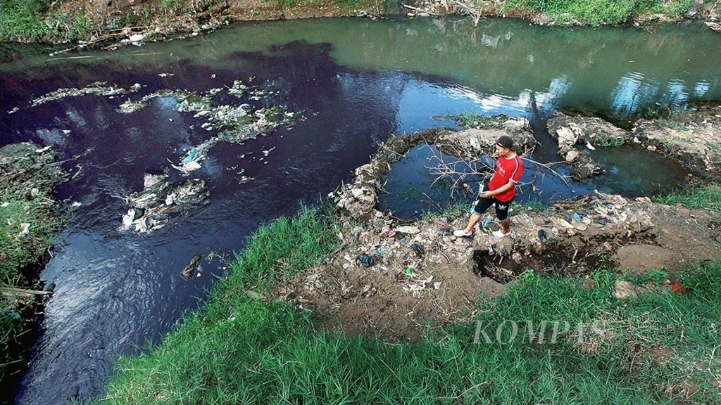 Sebuah saluran pembuangan limbah pabrik membuang limbah ke aliran Sungai Citarum di Majalaya, Kabupaten Bandung, Jawa Barat, Minggu (10/9/2017). Pembuangan limbah pabrik di aliran Sungai Citarum menjadi pencemaran utama di sungai ini, selain limbah kotoran sapi dan sampah.
