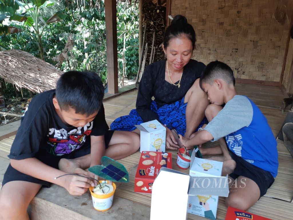 Orangtua suku Baduy Luar tanggung jawab mendidik anak-anak di dalam keluarga. Sistem pendidikan bukan dengan persekolahan, melainkan dengan menjalankan pendidikan di dalam keluarga.