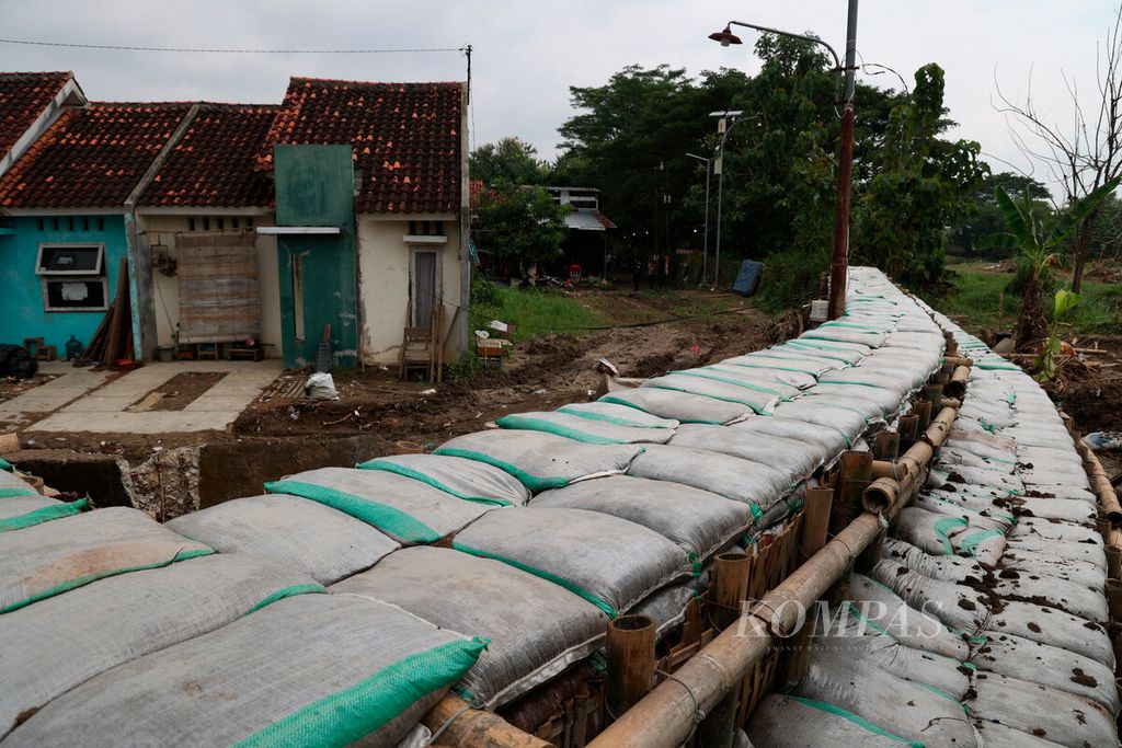 Tanggul darurat untuk melindungi salah satu kluster perumahan yang pekan lalu diterjang banjir bandang di Perumahan Dinar Mas, Kecamatan Tembalang, Kota Semarang, Jawa Tengah, Selasa (17/1/2023). 