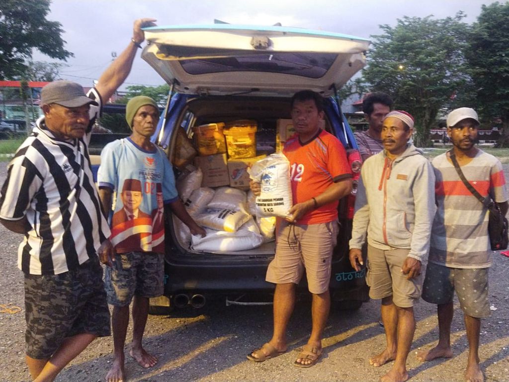 Para korban bencana banjir di Kota Sorong, Papua Barat, mendapatkan bantuan beras dari Badan Penanggulangan Bencana Daerah setempat, Rabu (24/8/2022).