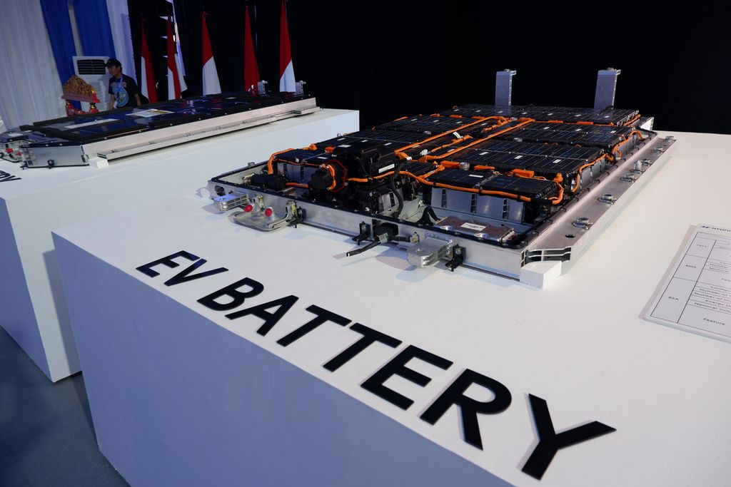 <i>Battery system</i> (BSA) dipamerkan pada peletakan batu pertama (<i>ground breaking</i>) pabrik <i>battery system </i>Hyundai Energy Indonesia (HEI) di Cikarang, Kabupaten Bekasi, Jawa Barat, Rabu (31/5/2023). Direncanakan mulai produksi massal pada 2024, pabrik tersebut akan memiliki kapasitas produksi 21.000 unit BSA untuk kendaraan listrik (<i>electric vehicle</i>/EV) pada tahun pertama.