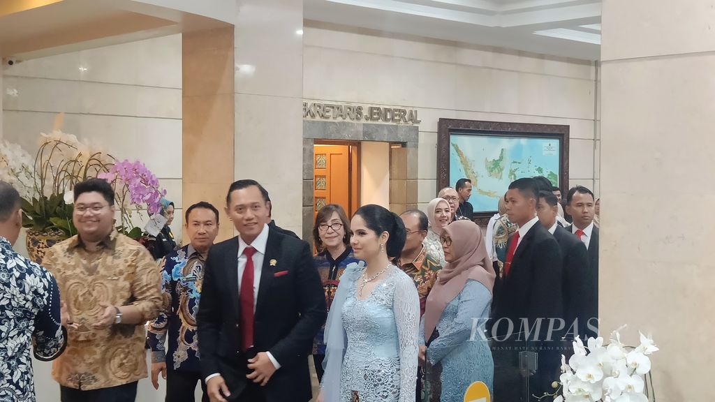 Menteri Agraria dan Tata Ruang/Kepala Badan Pertanahan Nasional, sekaligus Ketua Umum Partai Demokrat, Agus Harimurti Yudhoyono, beserta istri, Annisa Pohan, berkeliling melihat kantor barunya di Kementerian ATR/BPN, Jakarta, Rabu (21/2/2024).