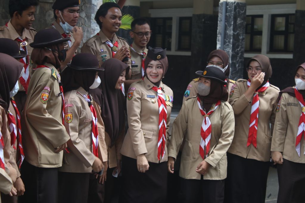Ketua Kwartir Daerah Pramuka Jawa Barat Atalia Praratya bercengkerama dengan anggota Pramuka di Kampus Universitas Padjadjaran, Kota Bandung, Jabar, Jumat (28/10/2022).