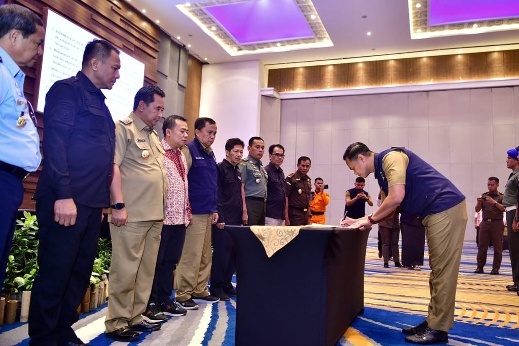 Disaksikan Penjabat Gubernur Sulawesi Selatan Bahtiar Baharuddin, perwakilan ASN Pemerintah Provinsi Sulsel menandatangani deklarasi netralitas pada pemilu dan Pilkada 2024, di Makassar, Selasa (24/10/2023)..