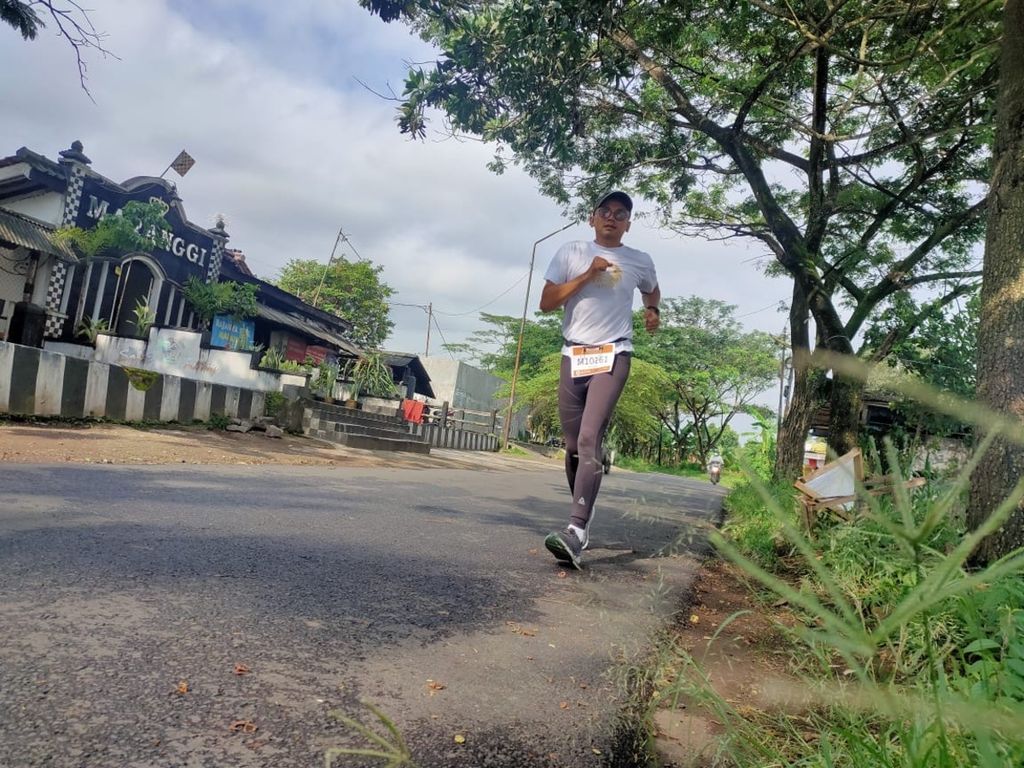 Ilustrasi : Peserta lari virtual Borobudur Marathon 2020, Kankan Iskandar (46), berlari mandiri di Tasikmalaya, Jawa Barat, Minggu (15/11/2020). Ia mendaftar di nomor maraton penuh dan berencana menyelesaikan 42,195 kilometer dalam beberapa kali lari.