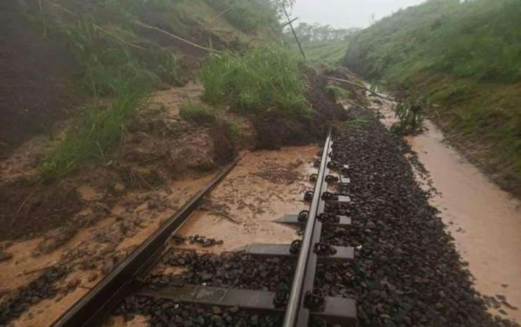 Jalur kereta api di petak antara Stasiun Pohgajih-Kesamben, Blitar, Jawa Timur, yang tertutup longsor, Minggu (8/3/2021)
