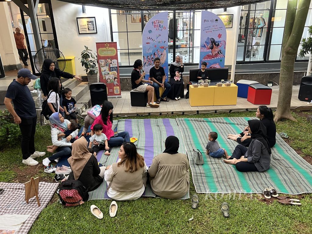 Kegiatan Meracik dan Memijat ala Mbok Nyunyu (Prarilis buku: <i>Cemani yang Letih</i>) bersama Hamzah Reevi dari Penerbit Little Quokka, bidan Ema Yustika Pranata S Keb (Birth and Bloom), dan Dig &amp; Beyond di Pos Bloc, Jakarta, Rabu (3/7/2024). Acara ini masuk dalam rangkaian Patjar Merah Kecil yang berlangsung sejak 29 Juni-7 Juli 2024.