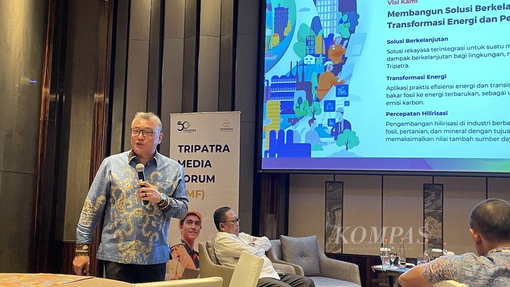 Presiden Direktur & CEO Tripatra Engineers and Constructors Raymond Naldi Rasfuldi (kiri) memaparkan transformasi perusahaannya dalam diskusi bertema ”Membangun Masa Depan melalui Solusi Kerekayasaan yang Inovatif dan Berkelanjutan” di Jakarta, Kamis (3/8/2023).