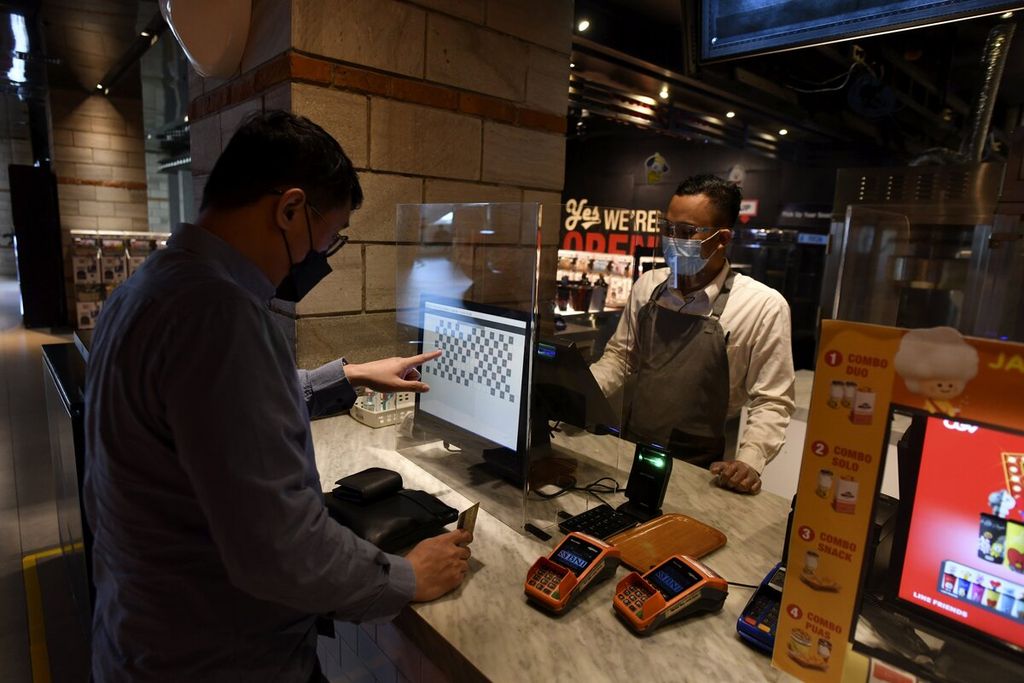 Petugas tiket melayani penonton yang membeli tiket film di salah satu jaringan bioskop CGV di Jakarta, Kamis (16/9/2021).