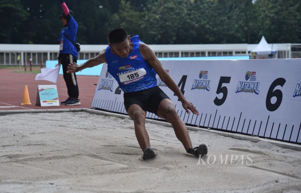 Atlet mengikuti final lompat jauh di hari terakhir putaran final Student Athletic Championship (SAC) Indonesia 2023 di Stadion Madya Senayan, Jakarta, Jumat (13/1/2023).