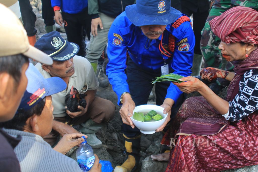 The victims of flash floods conducted a ritual to pray for help before carrying out a search and rescue operation along with the officials in Simangulampe Village, Baktiraja District, Humbang Hasundutan Regency, North Sumatra, on Tuesday (5/12/2023). A total of 10 people are still missing and two have died as a result of flash floods in a village on the edge of Lake Toba.