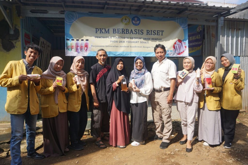 Mahasiswa bersama tim dosen Universitas Jenderal Soedirman, Purwokerto, memanfaatkan bunga kecombrang untuk perasa alami yogurt, Jumat (8/9/2023). 