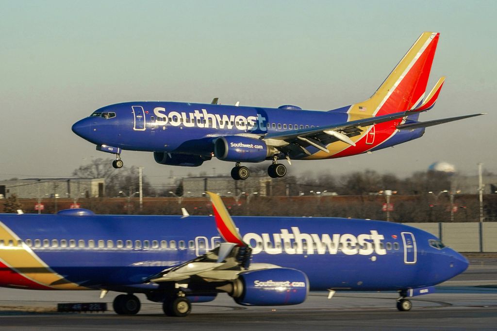 Pesawat yang dioperasikan Southwest Airlines bersiap mendarat di Bandara Internasional Midway, Chicago, Amerika Serikat, pada 12 Februari 2024.