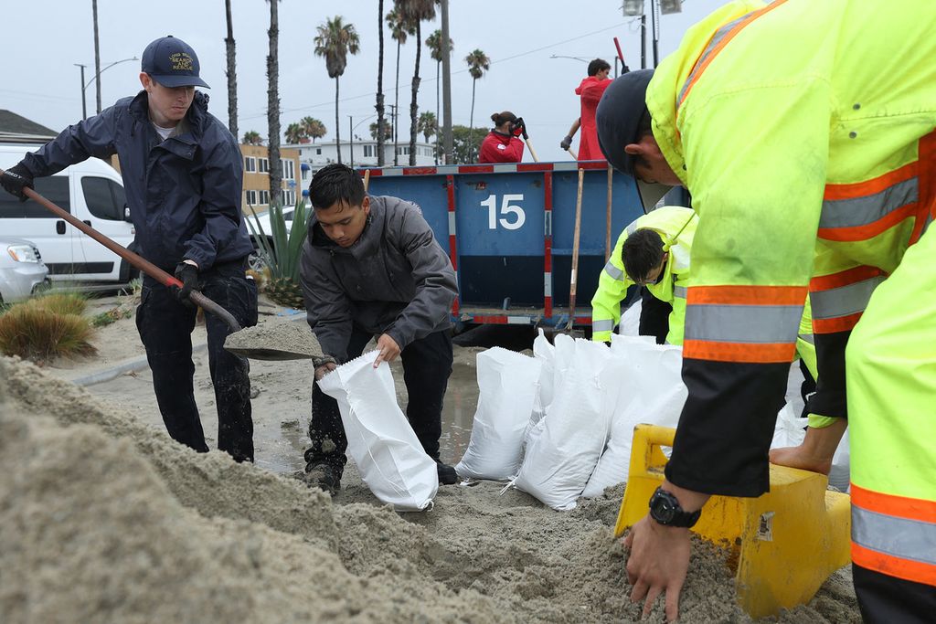 Volunteers and members of the Long Beach Fire Department filled sandbags at Belmont Shore Beach on Sunday (20/8/2023), in Long Beach, California, USA.