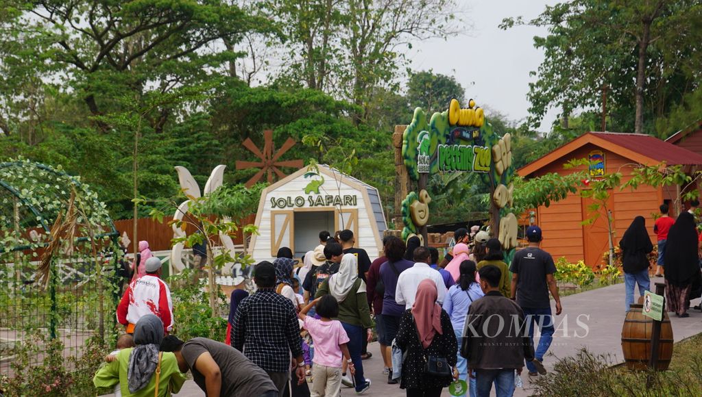 Suasana kunjungan wisatawan, di Solo Safari, Kota Surakarta, Jawa Tengah, Sabtu (22/7/2023). Itu merupakan salah satu destinasi wisata baru yang menggeliatkan aktivitas kepariwisataan di kota tersebut.