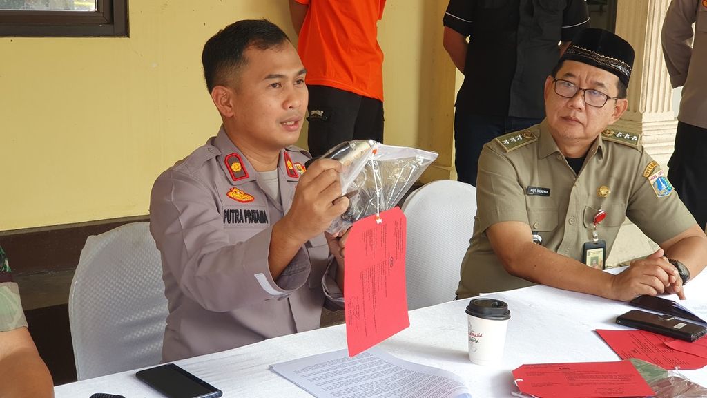 Kepala Kepolisian Sektor Tamboa Komisaris Putra Pratama menunjukkan barang bukti berupa magnet dan kunci T milik pencuri kendaraan bermotor di Polsek Tambora, Jakarta Barat, Senin (8/5/2023). 