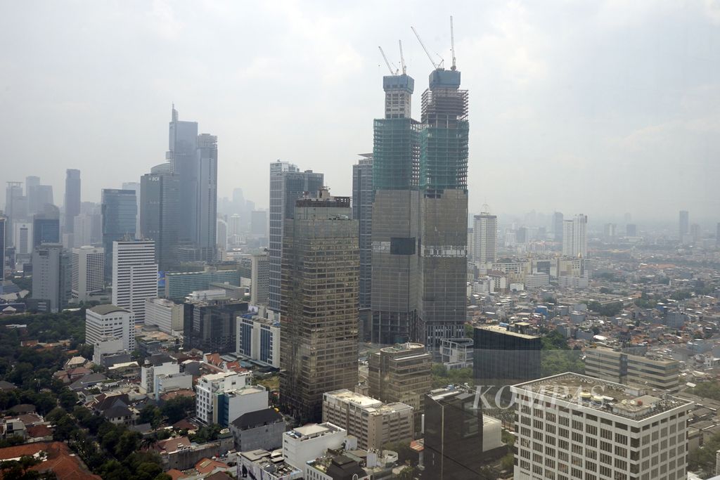 Pemandangan gedung-gedung dan perumahan di Jakarta dari ketinggian, Sabtu (14/1/2023).