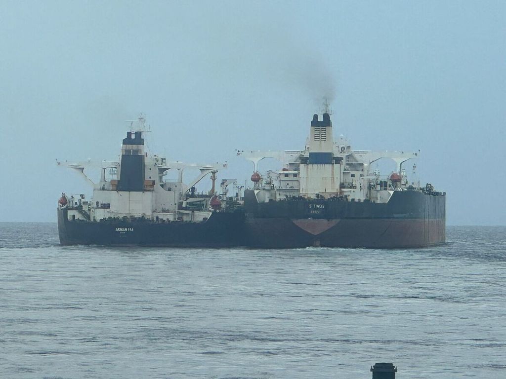 Pemindahan muatan minyak mentah dari tanker berbendera Iran, MT Arman 114, ke tanker berbendera Kamerun, MT Tinos, di perairan Natuna, Kepulauan Riau, Jumat (7/7/2023).
