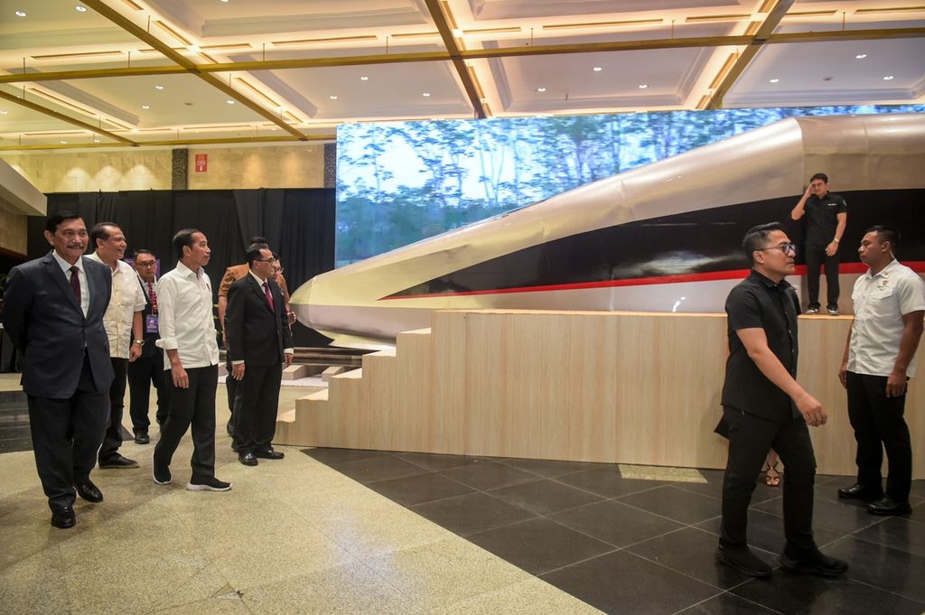 Presiden Joko Widodo meninjau pameran Hub Space yang mengambil tema Journey to Connect Indonesia yang digelar di Plenary Hall, Jakarta Convention Center (JCC), Jakarta, Jumat (29/9/2023).