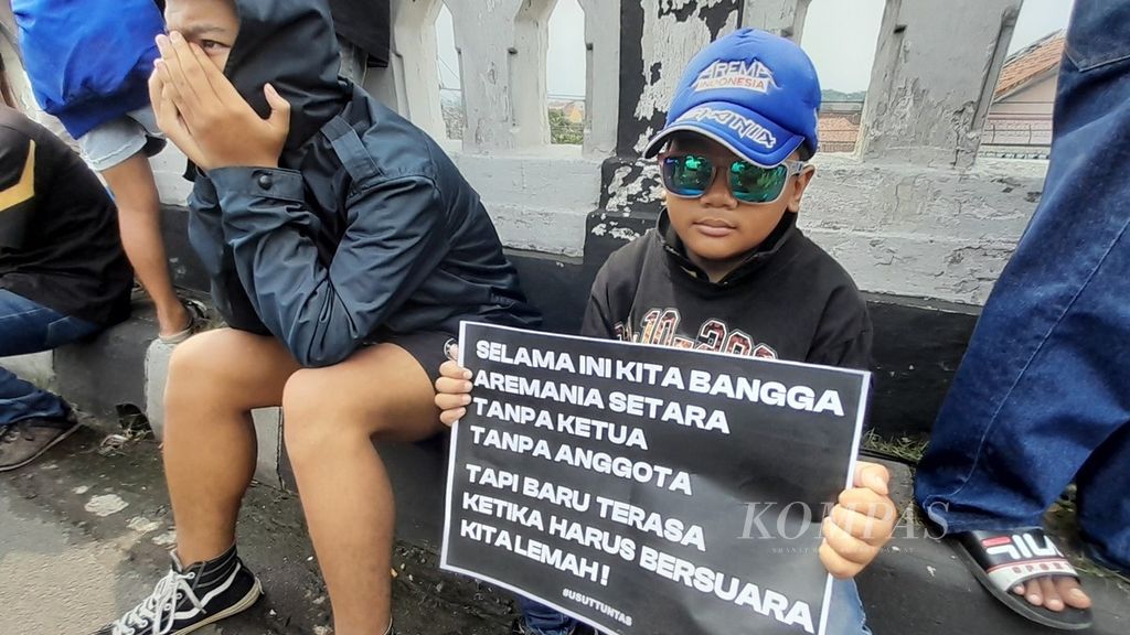 Tak hanya orang dewasa, anak-anak juga turut serta dalam aksi, sebagaimana terlihat di atas jalan layang Arjosari, di Kota Malang, Jawa Timur, Minggu (20/11/2022). Selain di jalan layang Arjosari, aksi juga dilakukan di sejumlah titik di Malang.