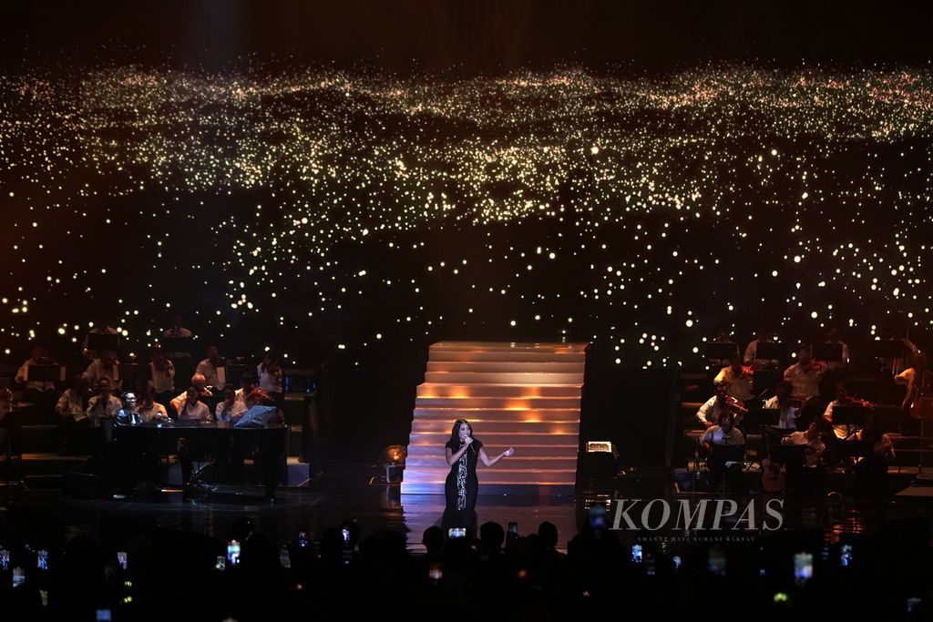 Konser tunggal Anggun bertajuk #enchantingANGGUN di Jakarta Convention Center, Jakarta, Minggu (28/7/2024).