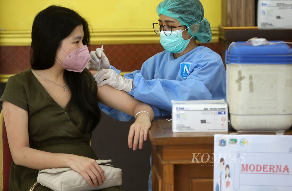 Tenaga kesehatan menerima suntikan vaksinasi penguat di Gelanggang Remaja Pulogadung, Jakarta, Selasa (1/8/2022).