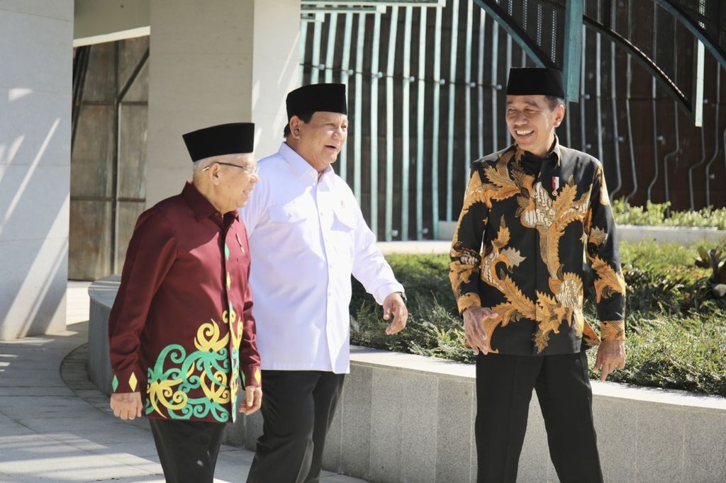 Presiden terpilih Prabowo Subianto berjalan beriringan dengan Presiden Joko Widodo dan Wakil Presiden Ma'ruf Amin saat beraktivitas di Ibu Kota Nusantara, Jumat (13/9/2024).