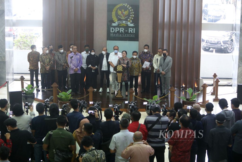 Ketua DPR Puan Maharani bersama Ketua KPU Hasyim Asy'ari memberikan keterangan pers seusai rapat konsultasi KPU dengan pimpinan DPR dan Komisi II DPR di Kompleks Parlemen, Senayan, Jakarta, Senin (6/6/2022). DPR dan KPU menyepakati durasi kampanye Pemilu 2024 selama 75 hari dan menetapkan biaya tahapan sampai dengan pelaksanaan pemilu sebesar Rp76,6 triliun. 