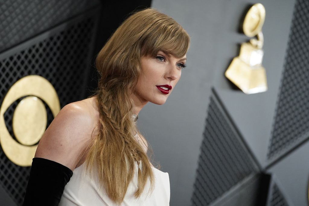 Taylor Swift tiba di lokasi penghargaan tahunan ke-66 Grammy Awards di Los Angeles, California, Amerika Serikat, Minggu (4/2/2024). 