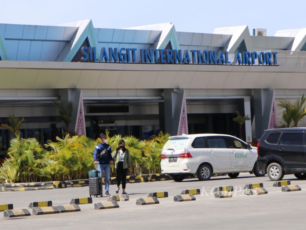 Wisatawan beraktivitas di Bandara Internasional Silangit, Kabupaten Tapanuli Utara, Sumatera Utara, Sabtu (9/10/2021). Bandara Silangit menjadi penopang pariwisata Danau Toba.