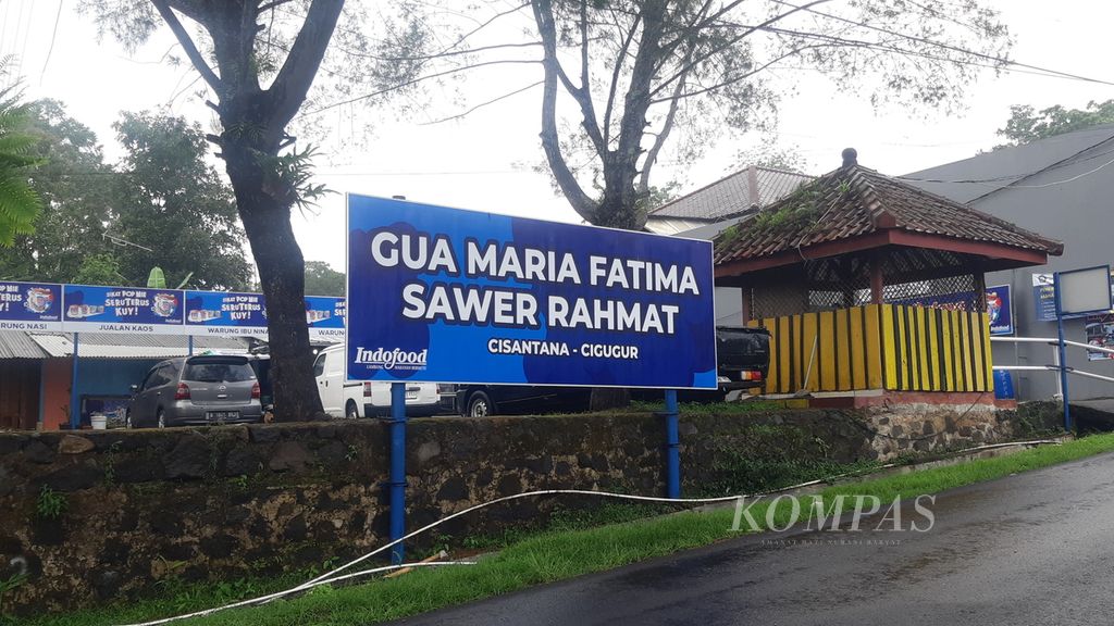 Potret bagian depan Goa Maria Fatima Sawer Rahmat di Desa Cisantana, Kecamatan Cigugur, Kabupaten Kuningan, Jawa Barat, Rabu (6/12/2023). Goa yang diresmikan pada 1990 itu menjadi salah satu destinasi ziarah bagi umat Kristiani. 