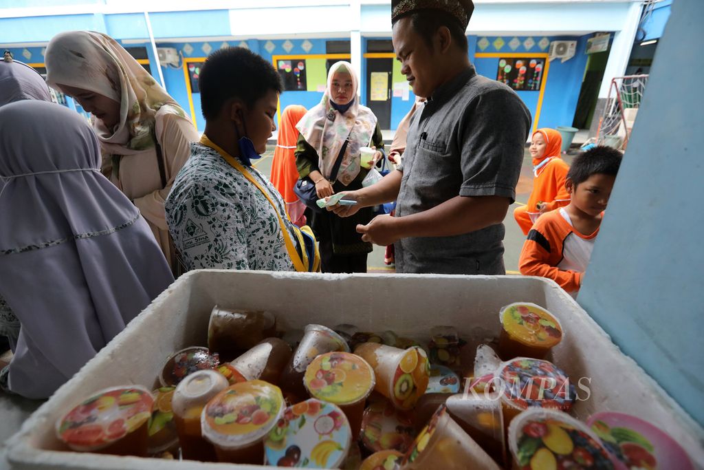 Guru dan karyawan ikut berbelanja saat siswa SDIT Ibnu Sina, Duren Sawit, Jakarta Timur, mengikuti sesi <i>market day</i> di sekolah tersebut, Rabu (1/2/2023). <i>Market day</i> digelar agar siswa belajar bertransaksi, membangun kecakapan siswa, dan mengenal kewirausahaan sejak dini. 