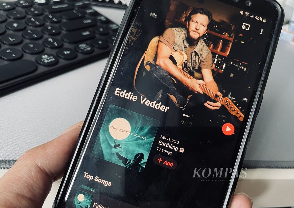 Tampilan album <i>Earthling</i> dari Eddie Vedder di layanan <i>streaming</i> musik Apple Music difoto pada Sabtu (19/2/2022). Album solo dari pentolan band rock Pearl Jam ini mulai beredar pada 11 Februari 2022 dalam format fisik maupun digital.