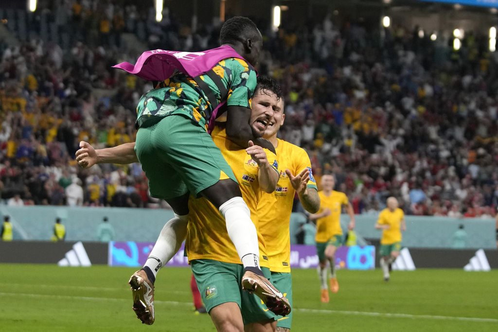 Penyerang Australia, Mathew Leckie, saat merayakan gol atas Denmark yang memenangkan laga itu sekaligus meloloskan tim ke 16 besar Piala Dunia Qatar di Stadion Al Janoub, Al Wakrah, Rabu (30/11/2022).