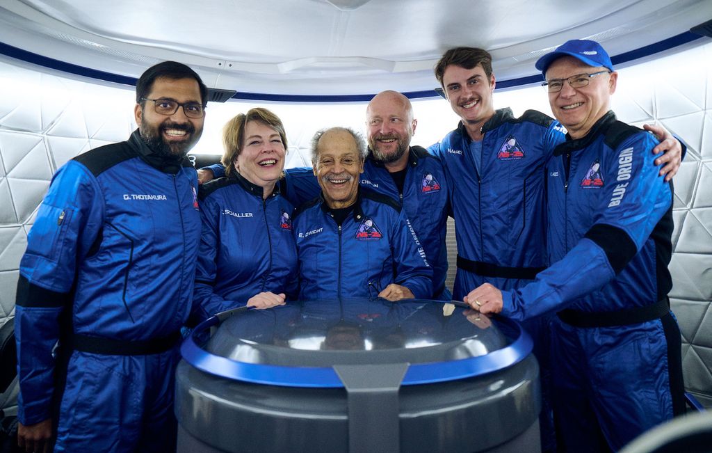 Turis luar angkasa yang tergabung dalam misi NS-25 milik Blue Origin berfoto bersama di lokasi peluncuran Launch Site One di Texas, Amerika Serikat, Sabtu (18/5/2024). Mereka adalah Gopi Thotakura, Carol Schaller, Ed Dwight, Sylvain Chiron, Mason Angel, dan Kenn Hess (dari kiri ke kanan). Keenam turis ini meluncur ke luar angkasa pada Minggu (19/5/2024) dan kembali ke Bumi dengan selamat 10 menit kemudian.