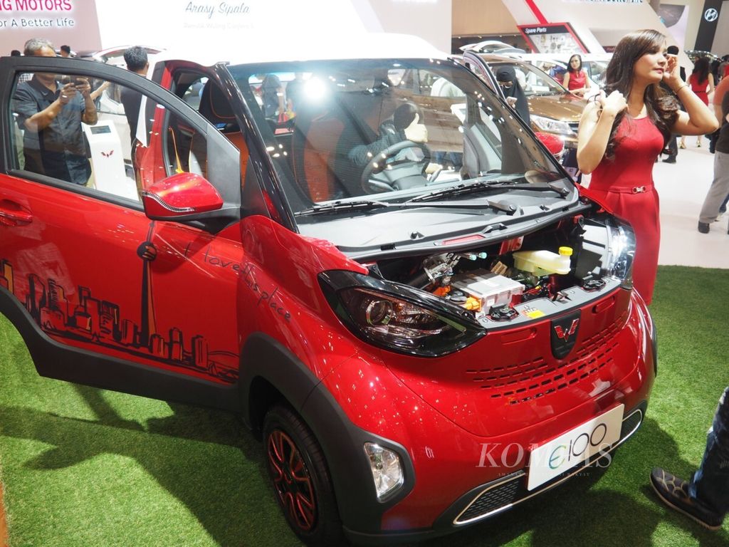 The Wuling E100 electric car was exhibited at GIIAS. ICE BSD City, Tangerang, Banten.