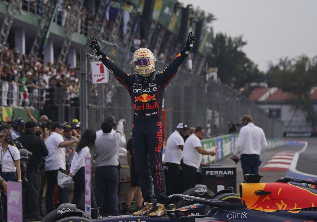 Pebalap tim Red Bull Max Verstappen merayakan kemenangannya dalam balap mobil F1 seri Meksiko di Sirkuit Hermanos Rodriguez, Mexico CIty, Minggu (30/10/2022). 