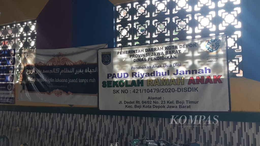 Spanduk PAUD Ramah Anak di Pondok Pesantren Istana Riyadhul Jannah, Beji, Depok, Jawa Barat, Selasa (5/7/2022).