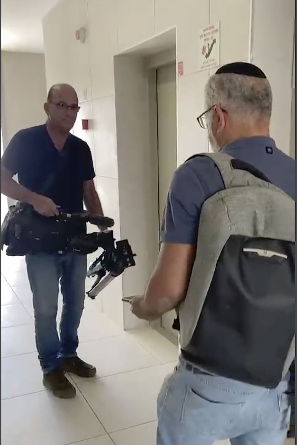 Foto yang diambil dari tayangan video memperlihatkan pejabat Israel menyita perlengkapan kantor berita Associated Press di Sderot, selatan Israel, 21 Mei 2024.