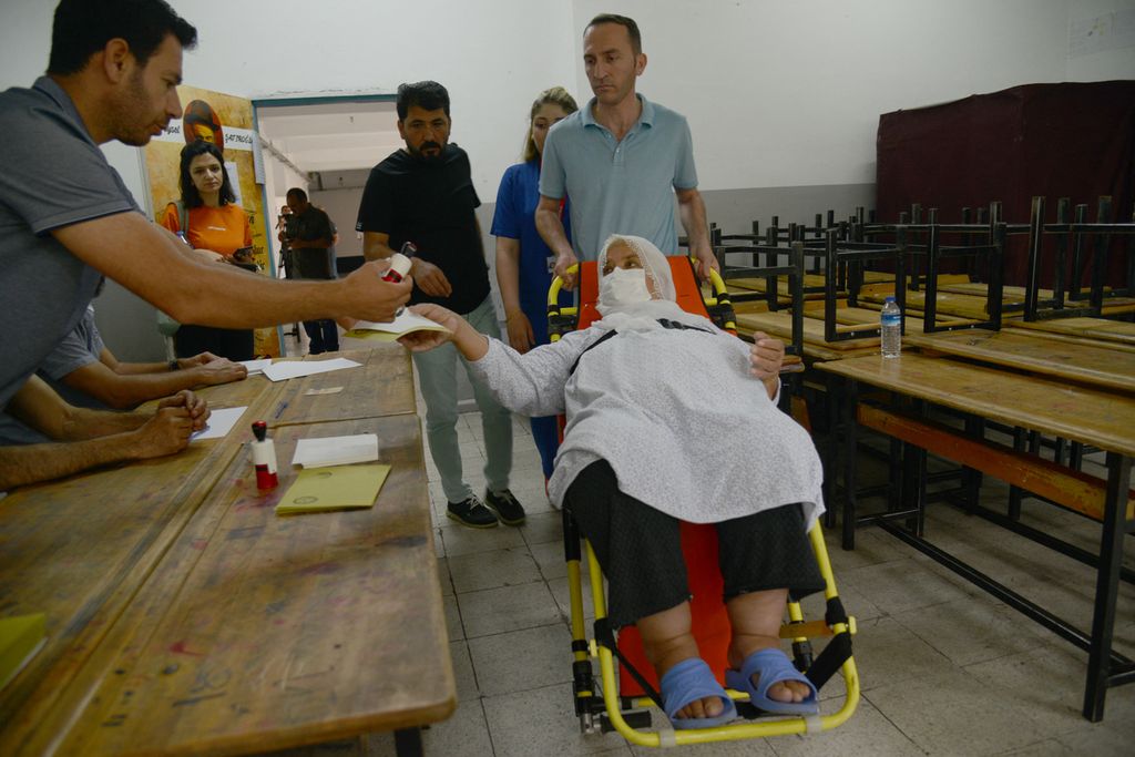 Seorang pemilih memberikan suaranya saat pemilihan putaran kedua presiden di Diyarbakir, Minggu (28/5/2023). 