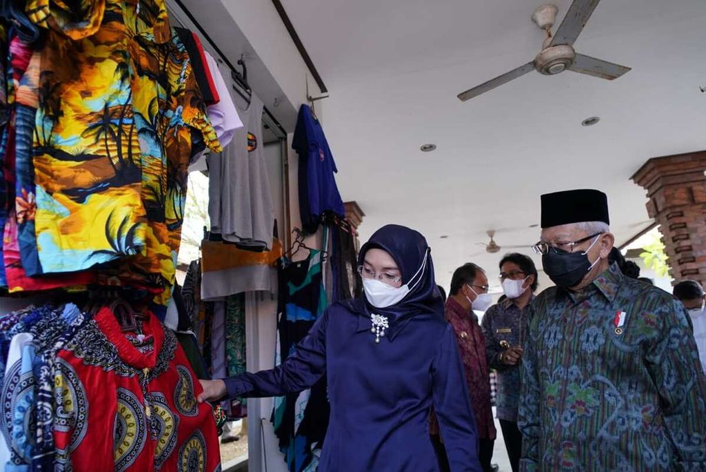 Sebelum bertolak ke Jakarta, Wakil Presiden Ma’ruf Amin beserta Ibu Wury Ma’ruf Amin mengunjungi kawasan UMKM di Pantai Jerman, Kabupaten Badung, Bali, Selasa (10/5/2022). 