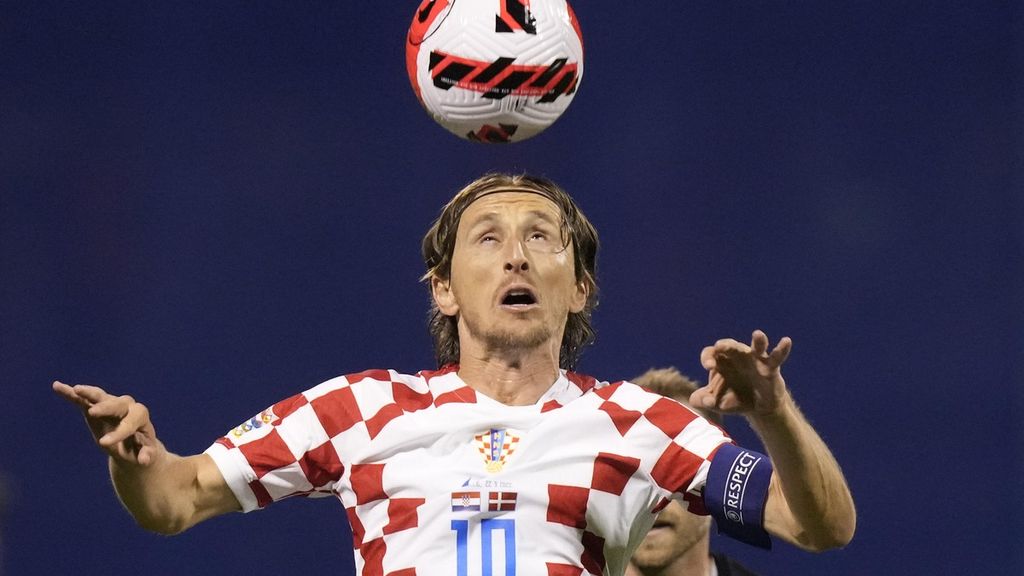 Pemain Kroasia, Luka Modric, berusaha menguasai bola melalui sundulan kepalanya saat menghadapi Denmark pada laga Liga Nasional Eropa di Zagreb, Kroasia, Kamis (22/9/2022) lalu. Modric adalah peraih trofi Bola Emas atau pemain terbaik Piala Dunia edisi terakhir, yaitu di Rusia 2018. 