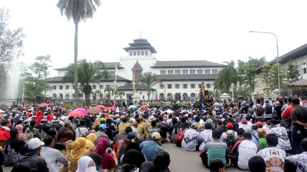 Lebih dari 1.000 guru honorer di Jawa Barat berunjuk rasa di depan Gedung Sate, Kota Bandung, Selasa (31/10/2016). Mereka menuntut peningkatan kesejahteraan, salah satunya memberlakukan honor sesuai standar upah minimum provinsi. 