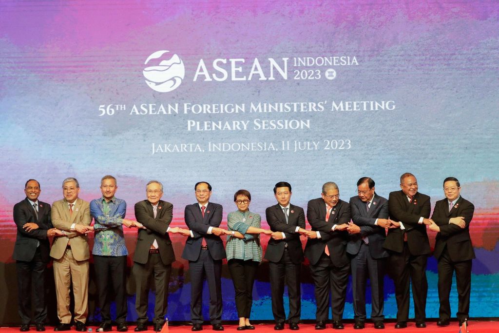 Menteri Luar Negeri RI Retno Marsudi (tengah) berfoto bersama dengan para menlu ASEAN dan Sekretaris Jenderal ASEAN Kao Kim Hourn (kanan) pada rapat pleno Pertemuan Ke-56 Para Menteri Luar Negeri ASEAN atau AMM tahun 2023 di Jakarta, Selasa (11/7/2023). 