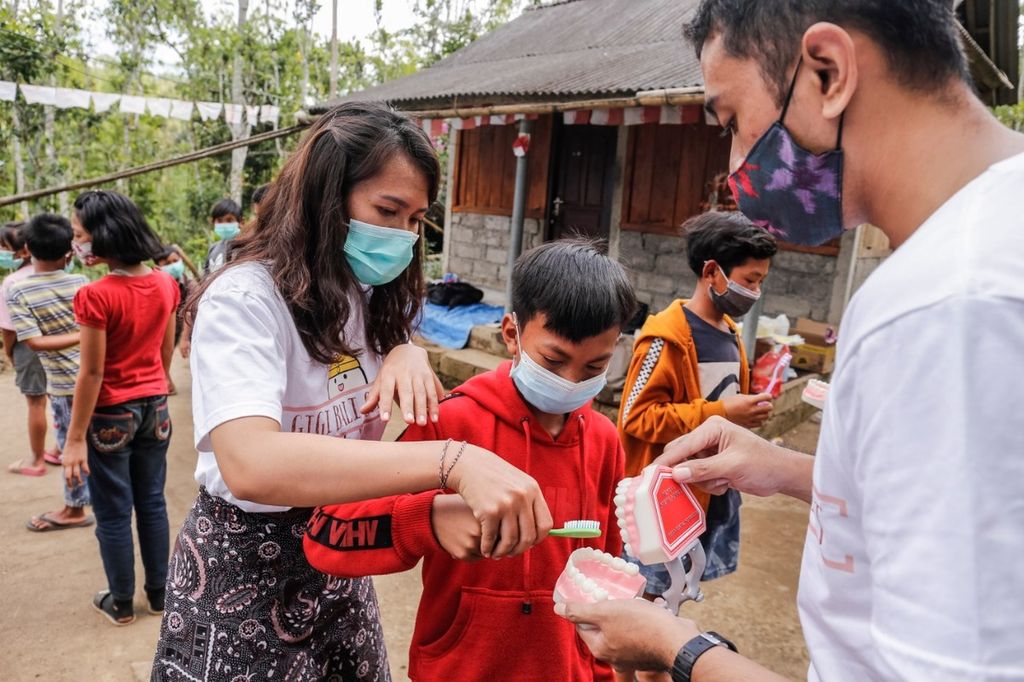  Suasana kegiatan gerakan Gigi Bali Sehat (GBS). GBS merupakan inisiatif dari dokter gigi Komang Ayu Sri Widyasanthi pada 2018 yang fokus mengedukasi kesehatan gigi dan mulut serta mengumpulkan donasi untuk anak-anak Bali.