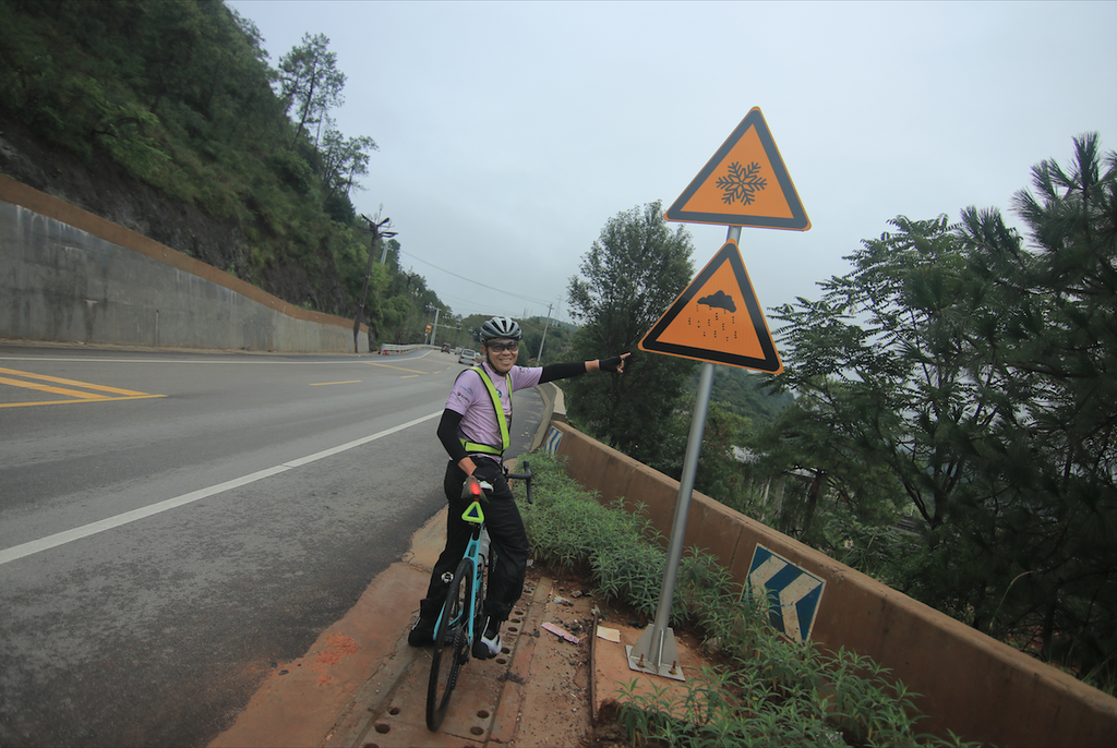 Pesepeda asal Indonesia yang melakukan perjalanan Jakarta-Paris Royke Lumowa telah tiba di China. Ia tengah tiba di Kota Lijiang. Royke berfoto di depan penunjuk jalan yang memberi informasi jalan bersalju.