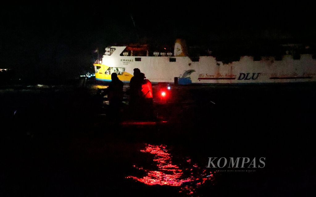 Petugas memeriksa area Kapal Motor Kirana 1 yang terbakar di perairan utara Semarang, Jawa Tengah, Minggu (11/8/2024).