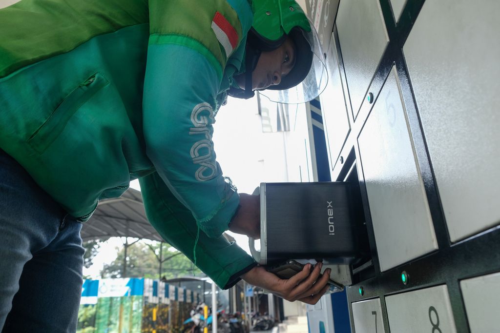Pengemudi ojek daring mengganti baterai sepeda motor miliknya di Stasiun Pengisian Kendaraan Listrik Umum (SPKLU) di kawasan Pembangkit Listrik Negara (PLN) Unit Pelaksana Pelayanan Pelanggan (UP3) Bulungan, Kebayoran Baru, Jakarta Selatan, Selasa (6/12/2022). Menteri Koordinator Bidang Kemaritiman dan Investasi Luhut Binsar Pandjaitan, dalam Permata Bank Wealth Mindfully Recover, yang disiarkan daring, Selasa (29/11) berencana akan memberikan subsidi untuk pembelian satu motor listrik sekitar Rp 6,5 juta. Tidak hanya itu, pemerintah pun berencana untuk memberikan subsidi untuk warga yang akan mengkonversi sepeda motor BBM nya menjadi listrik. Diperkirakan hingga saat ini ada sekitar 120 juta sepeda motor yang menggunakan bensin. Fakhri Fadlurrohman (Z19) 06-12-2022