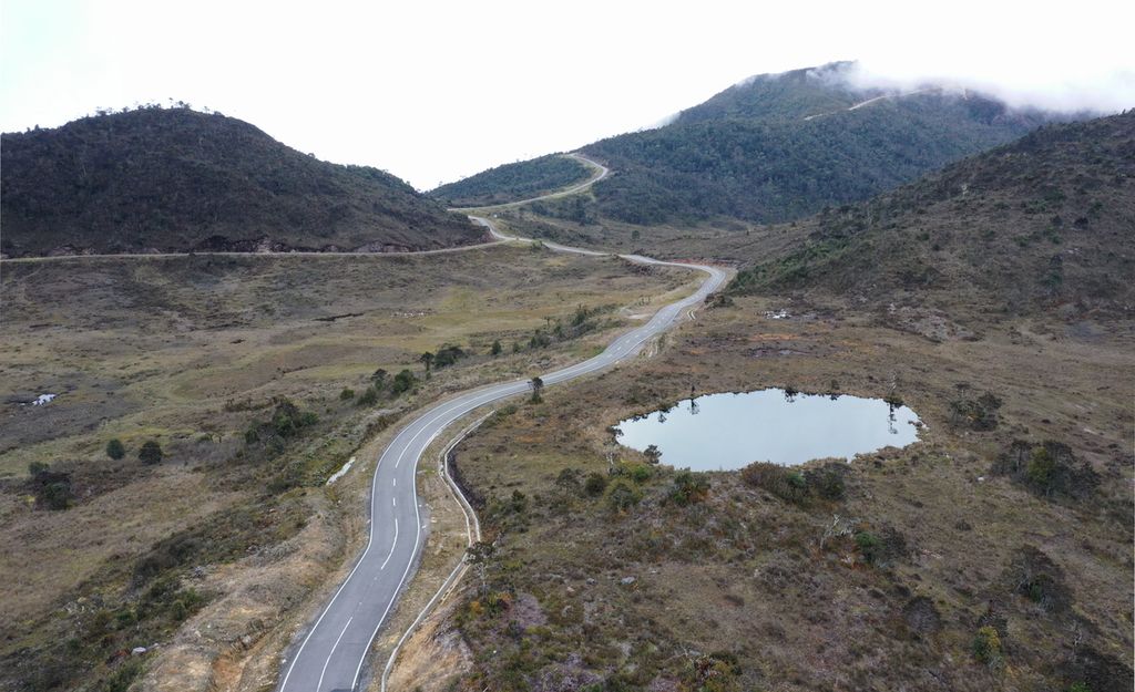 Jalan Trans-Papua yang berada di kawasan Taman Nasional Lorentz di Kabupaten Jayawijaya, Papua, Minggu (14/11/2021). Untuk Jalan Trans-Papua Segmen V yang melintasi Wamena-Habema-Kenyam-Mamugu yang direncanakan sepanjang 271,60 km, panjang jalan yang telah diaspal 54,4 km dan jalan agregat padat 217,15 km. 