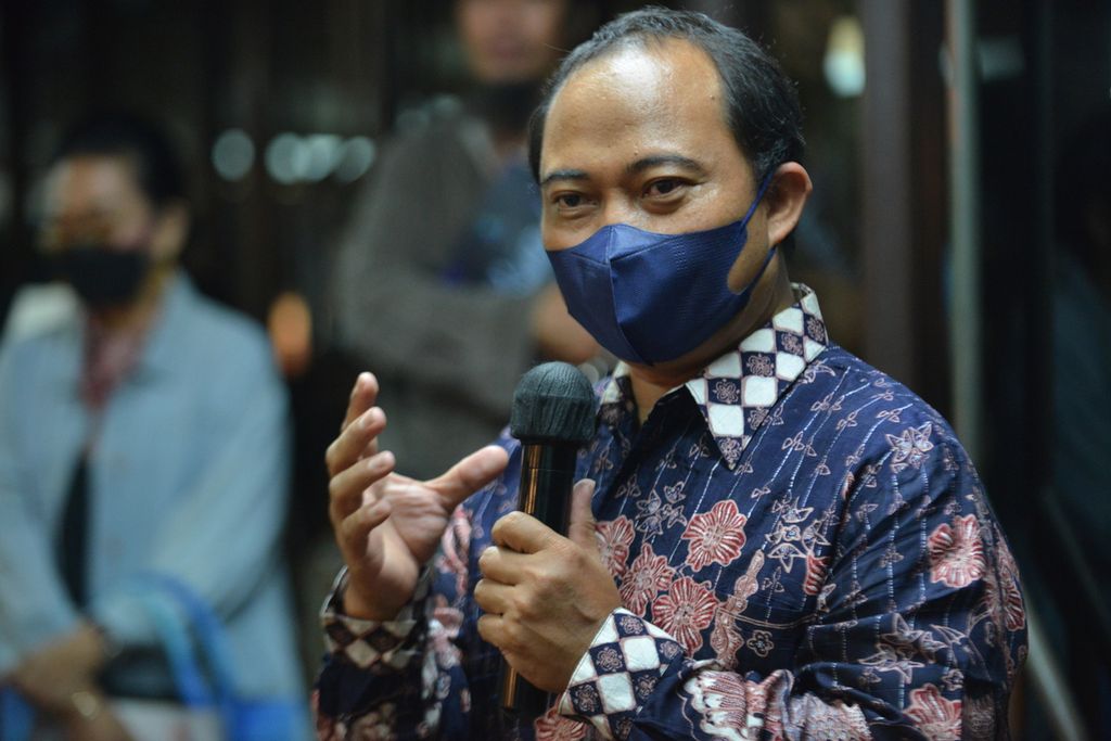 General Manager Bentara Budaya Jakarta Ilham Khoiri memberikan sambutan dalam pembukaan pameran di Bentara Budaya Jakarta, Palmerah, Jakarta, Rabu (12/10/2022). 